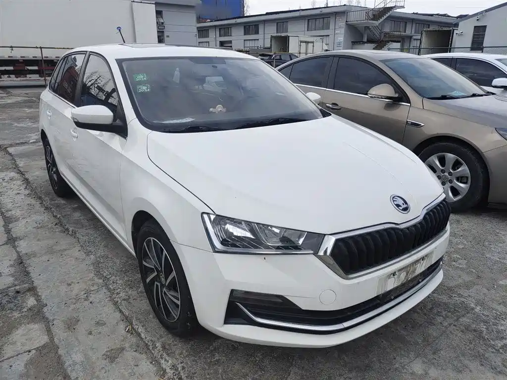 Skoda Rapid Spaceback — фото 22