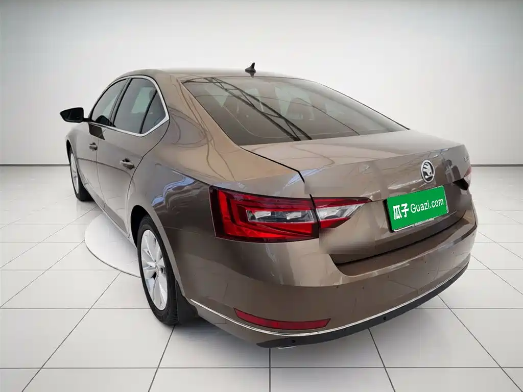 Skoda Superb — фото 5
