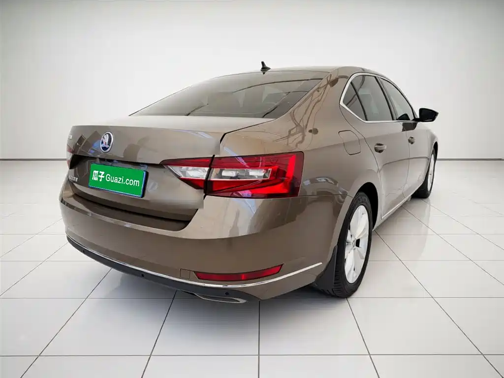 Skoda Superb — фото 7