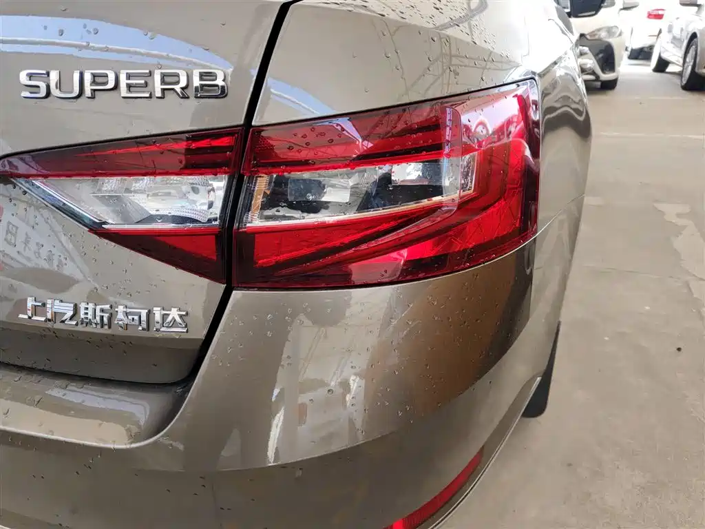 Skoda Superb — фото 8