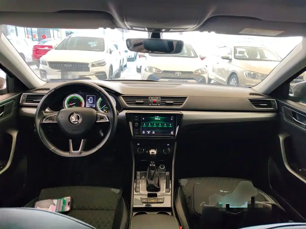 Skoda Superb — фото 10