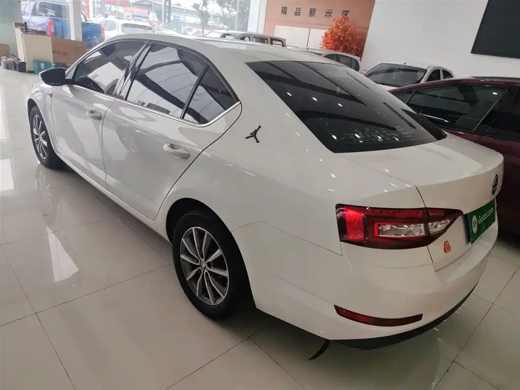Skoda Octavia — фото 5