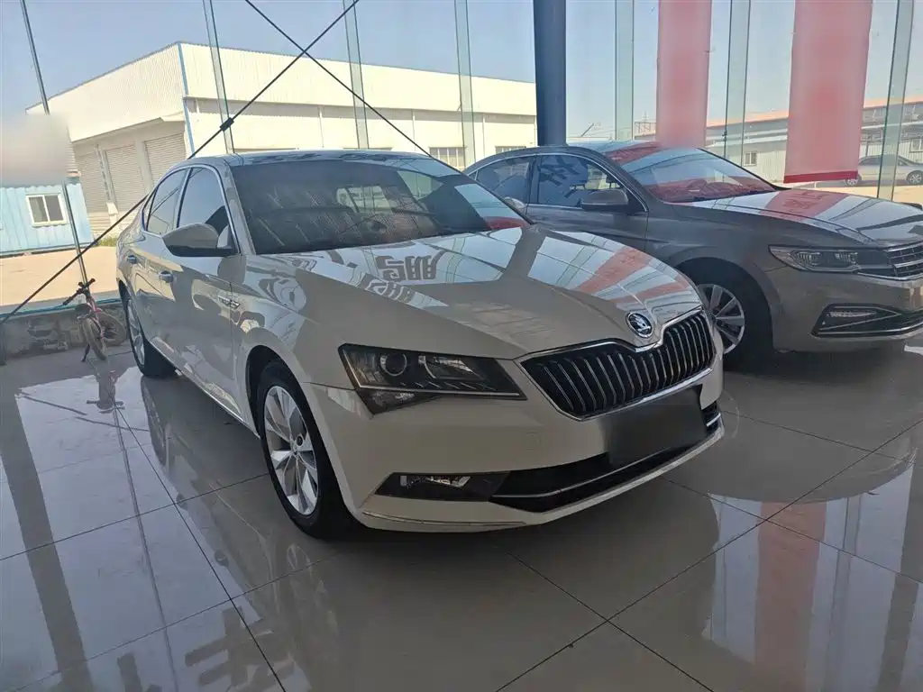 Skoda Superb — фото 4