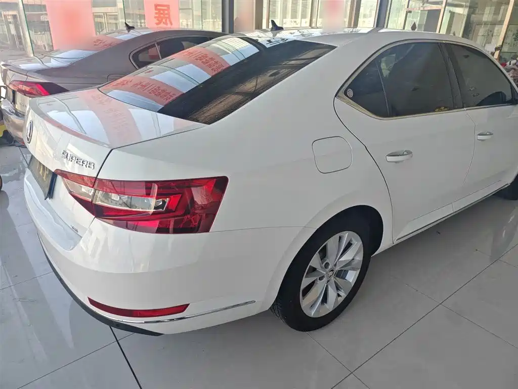 Skoda Superb — фото 5
