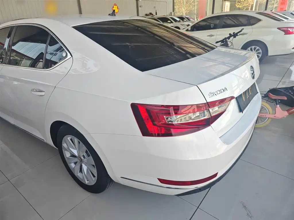 Skoda Superb — фото 6