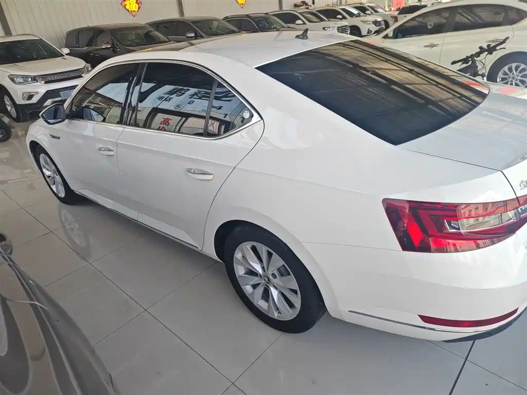 Skoda Superb — фото 7