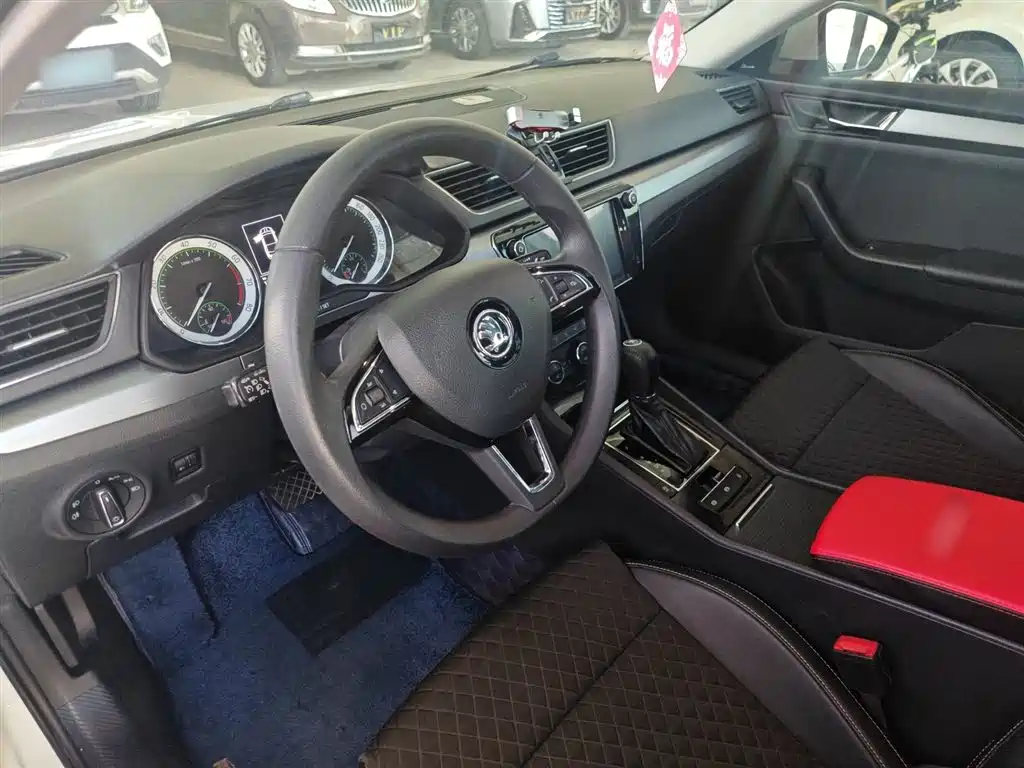 Skoda Superb — фото 9