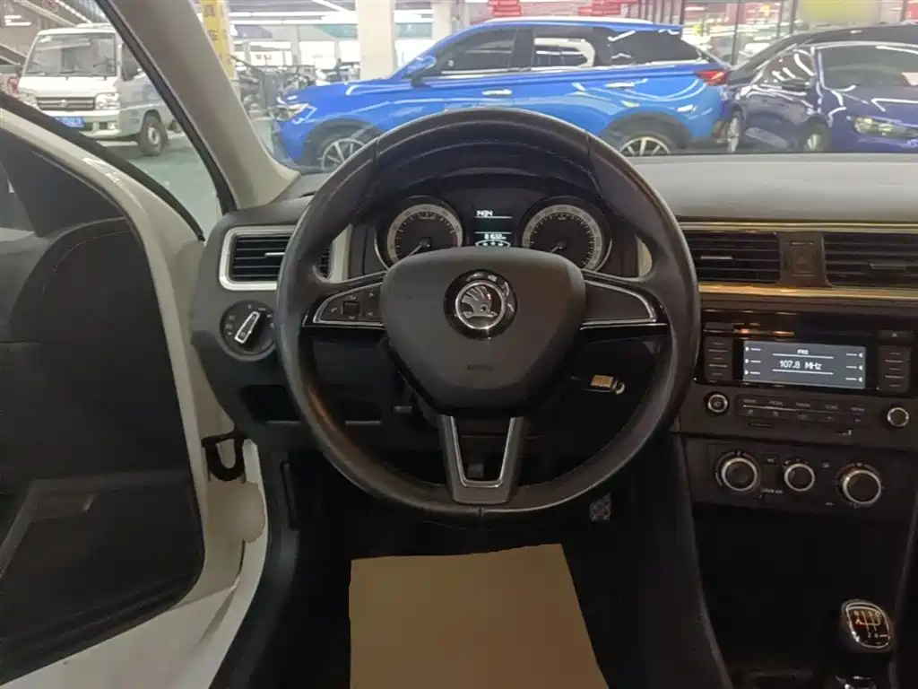 Skoda Rapid Spaceback — фото 11