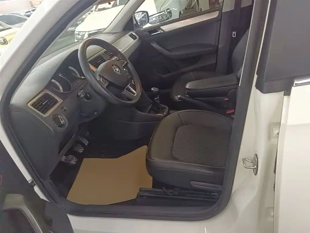 Skoda Rapid Spaceback — фото 15