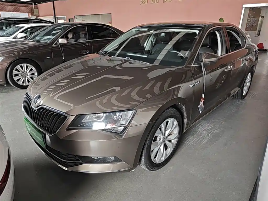 Skoda Superb — фото 2