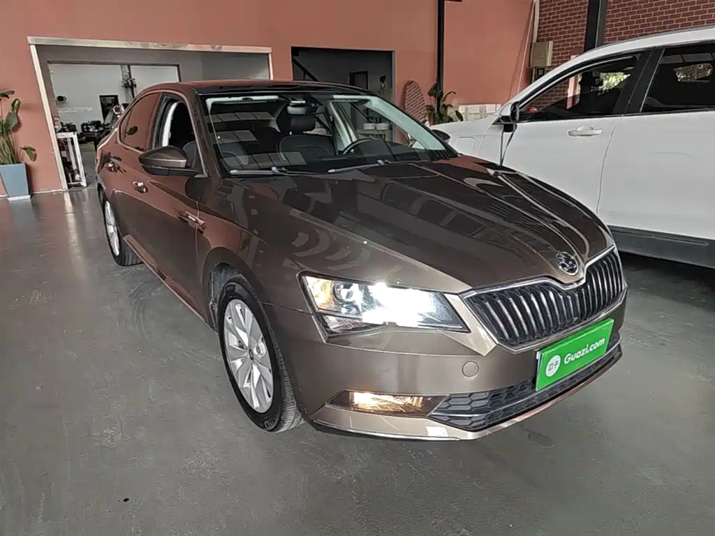 Skoda Superb — фото 4