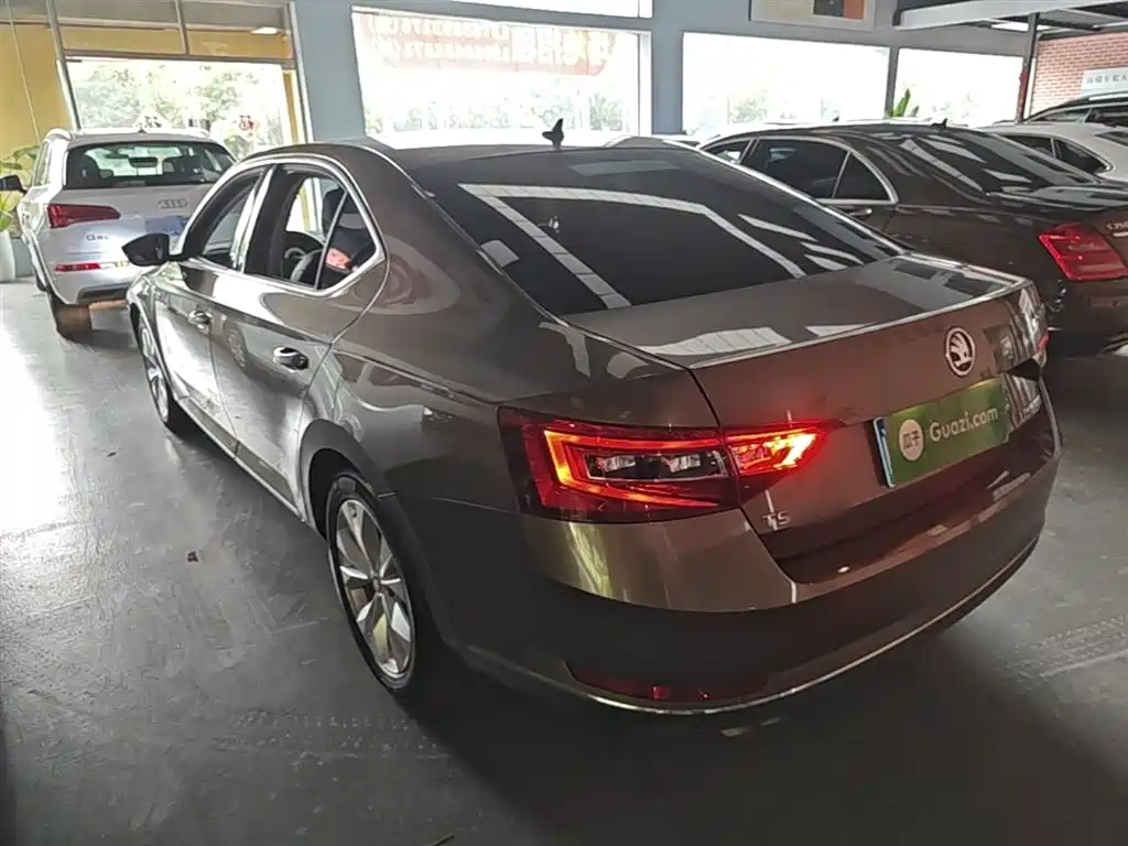Skoda Superb — фото 5