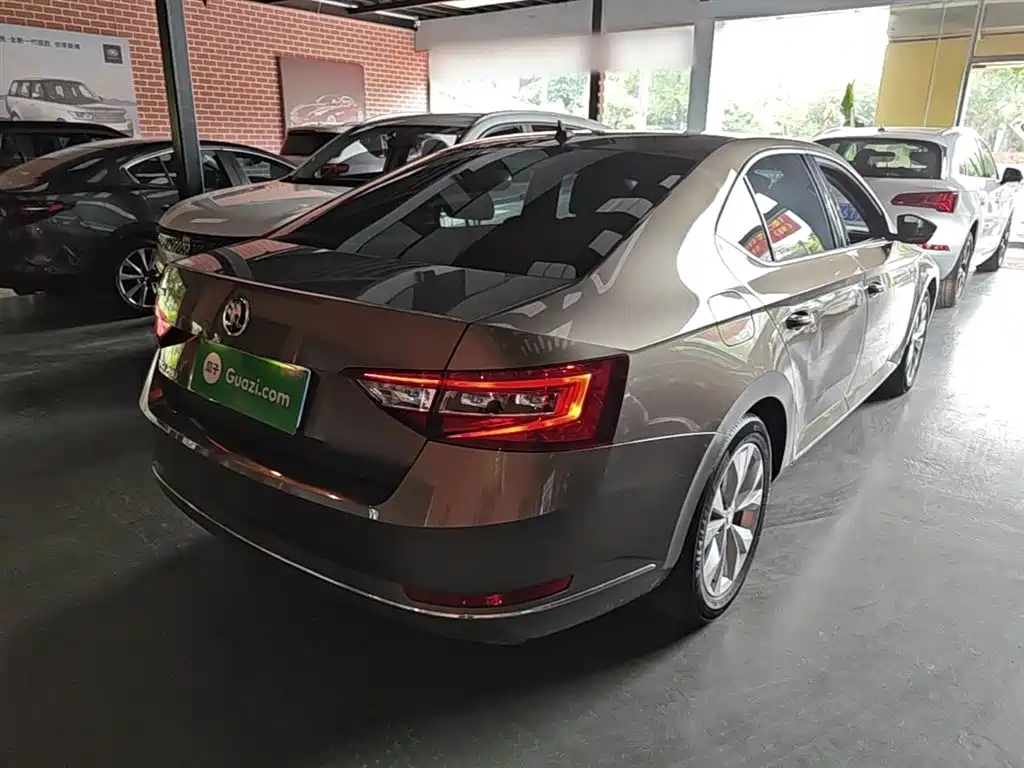 Skoda Superb — фото 7