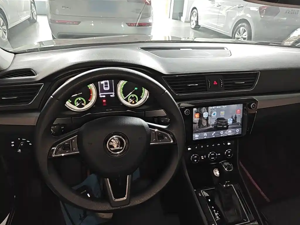 Skoda Superb — фото 10