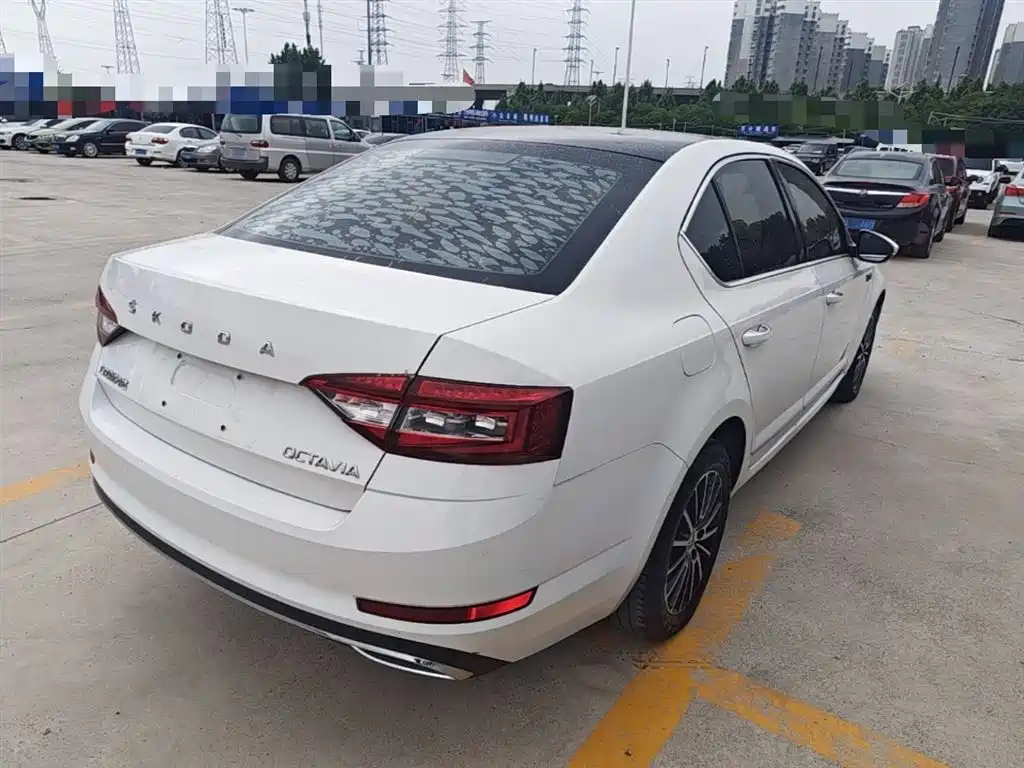 Skoda Octavia — фото 7