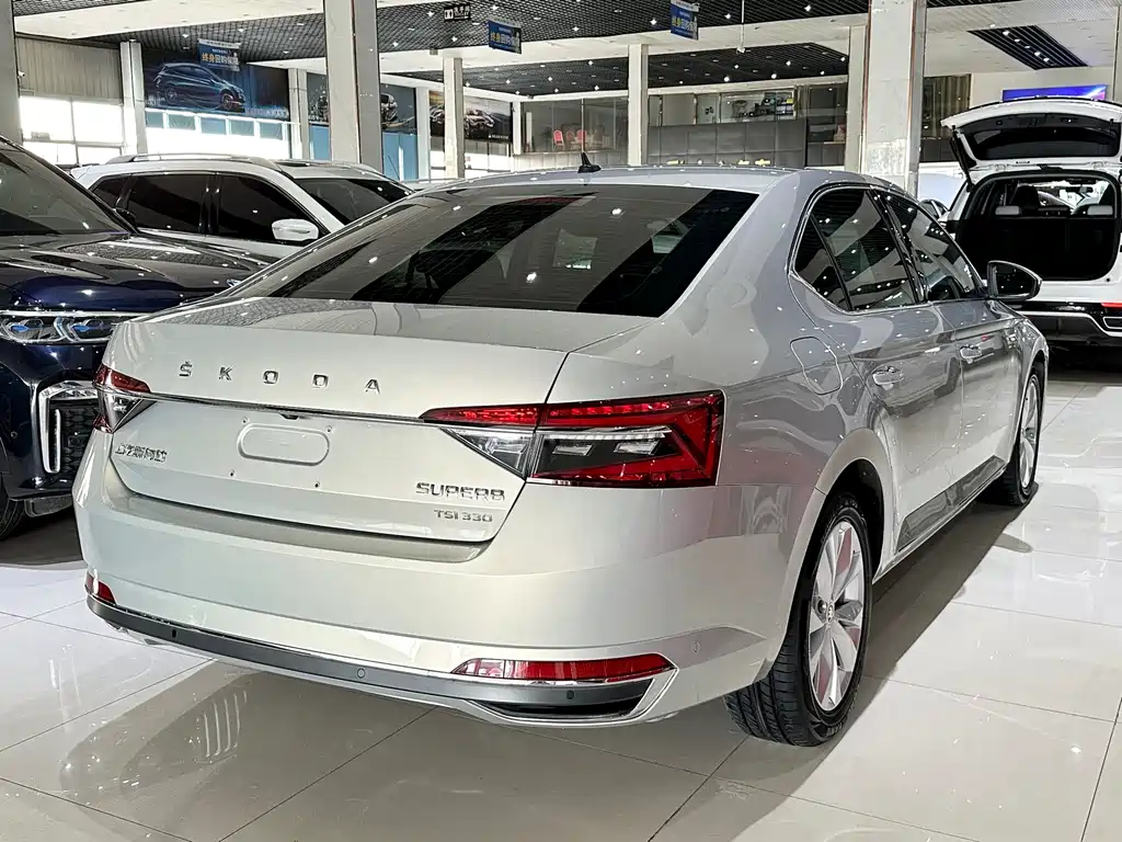 Skoda Superb — фото 7