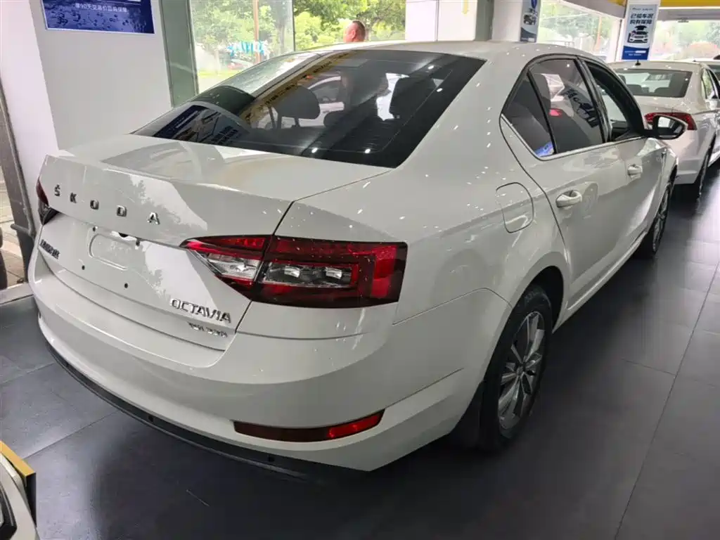 Skoda Octavia — фото 7