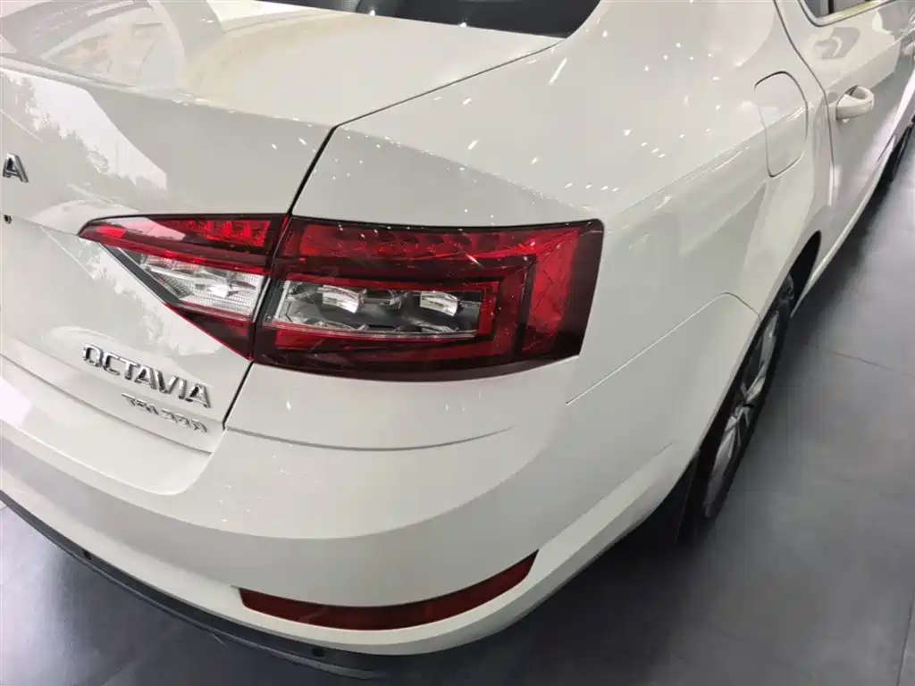 Skoda Octavia — фото 8