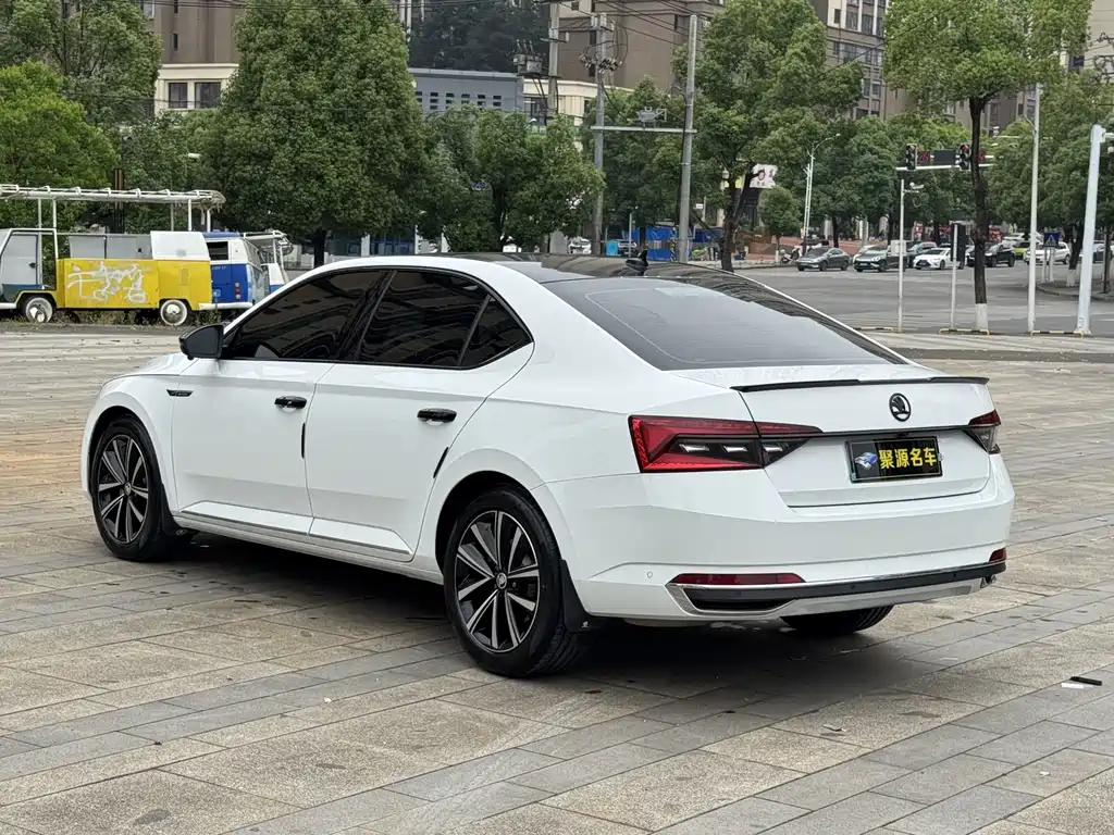 Skoda Superb — фото 7