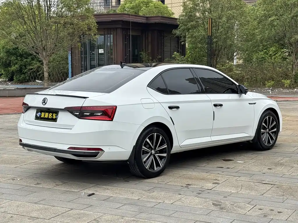 Skoda Superb — фото 9
