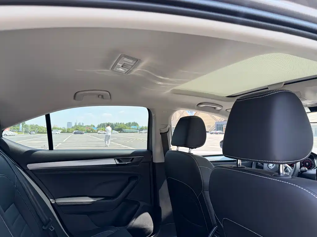 Skoda Superb — фото 18