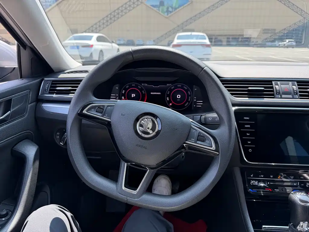 Skoda Superb — фото 23
