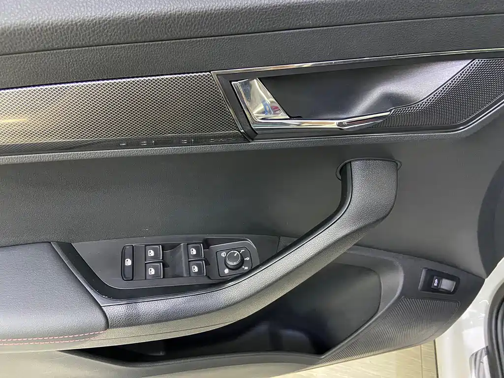 Skoda Karoq — фото 17