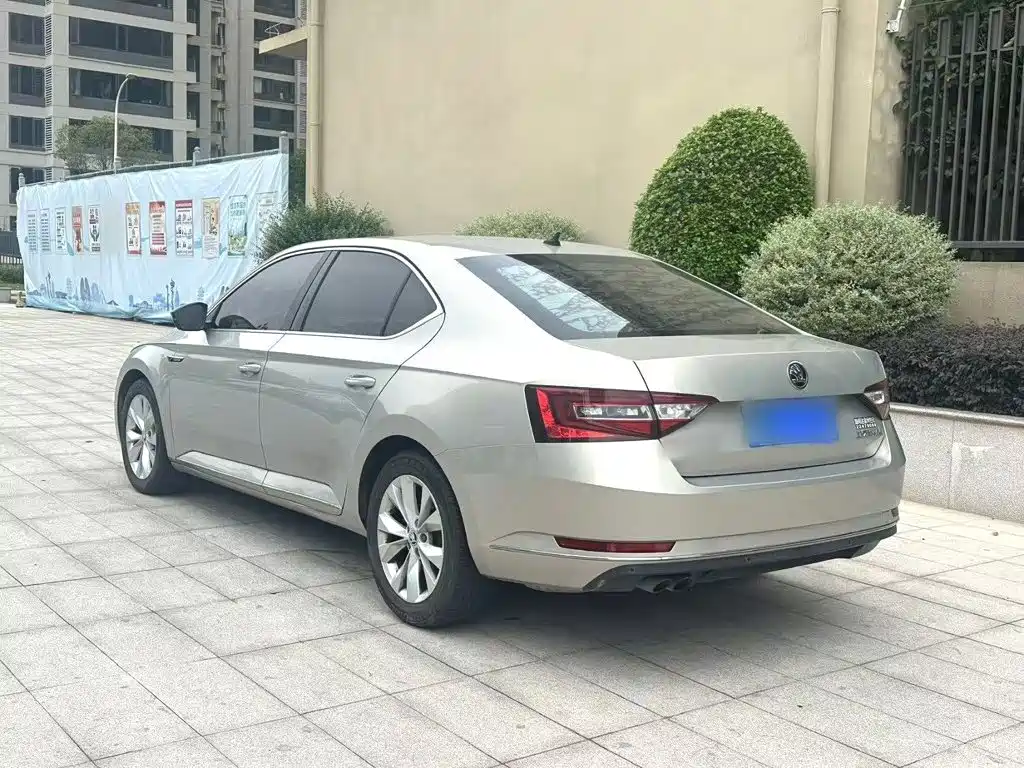 Skoda Superb — фото 5