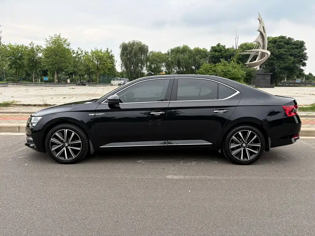 Skoda Superb — фото 8