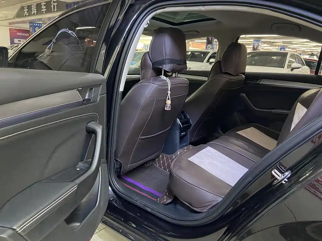 Skoda Superb — фото 8