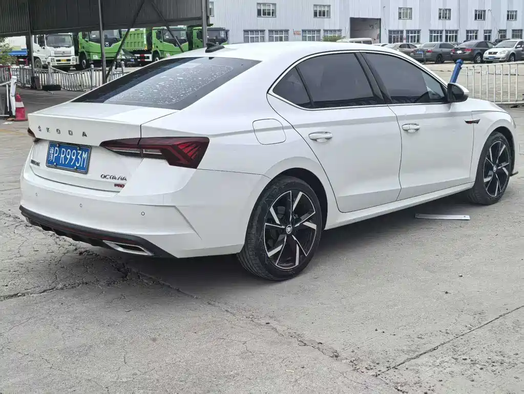 Skoda Octavia — фото 2