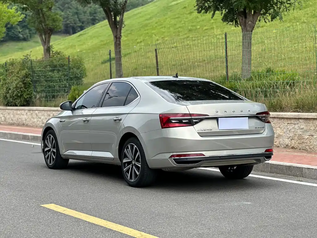 Skoda Superb — фото 5