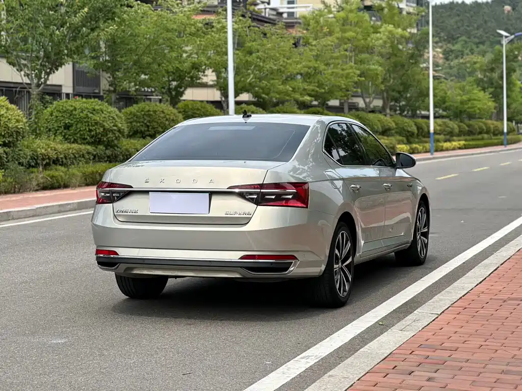 Skoda Superb — фото 7