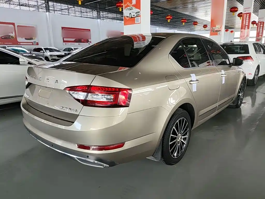 Skoda Octavia — фото 7