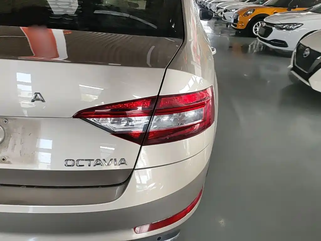 Skoda Octavia — фото 8