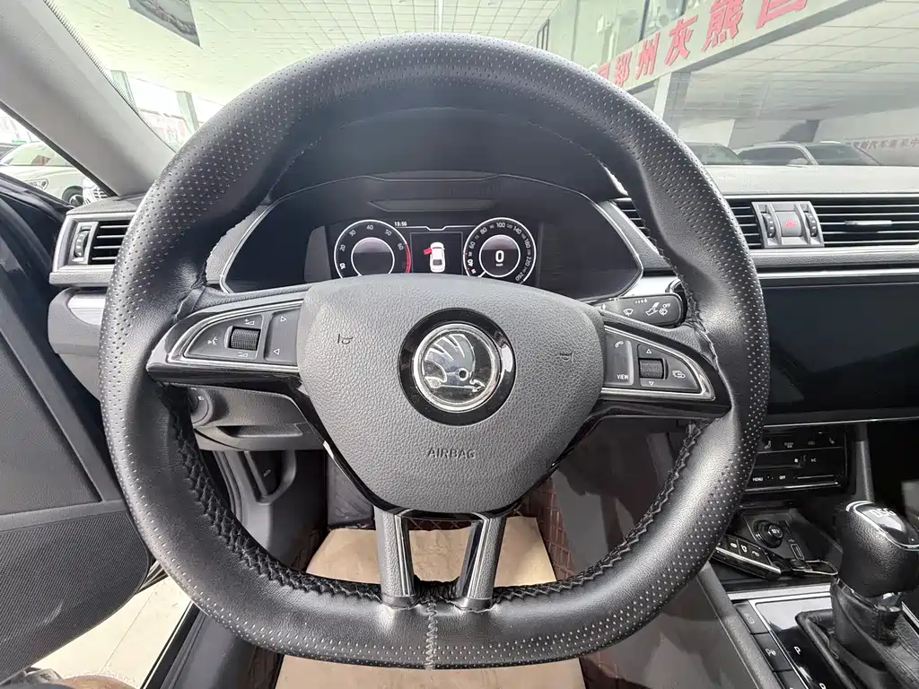 Skoda Superb — фото 10