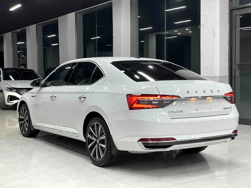 Skoda Superb — фото 4