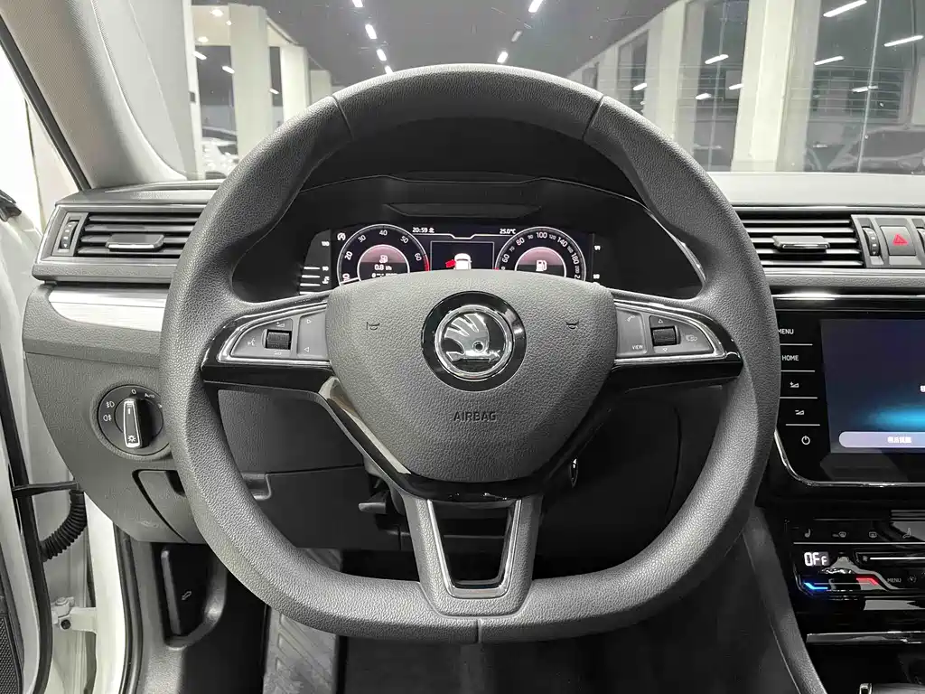 Skoda Superb — фото 8