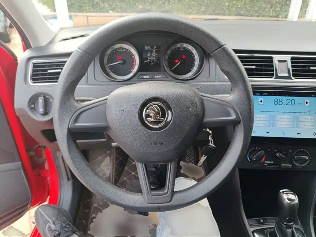 Skoda Rapid Spaceback — фото 11