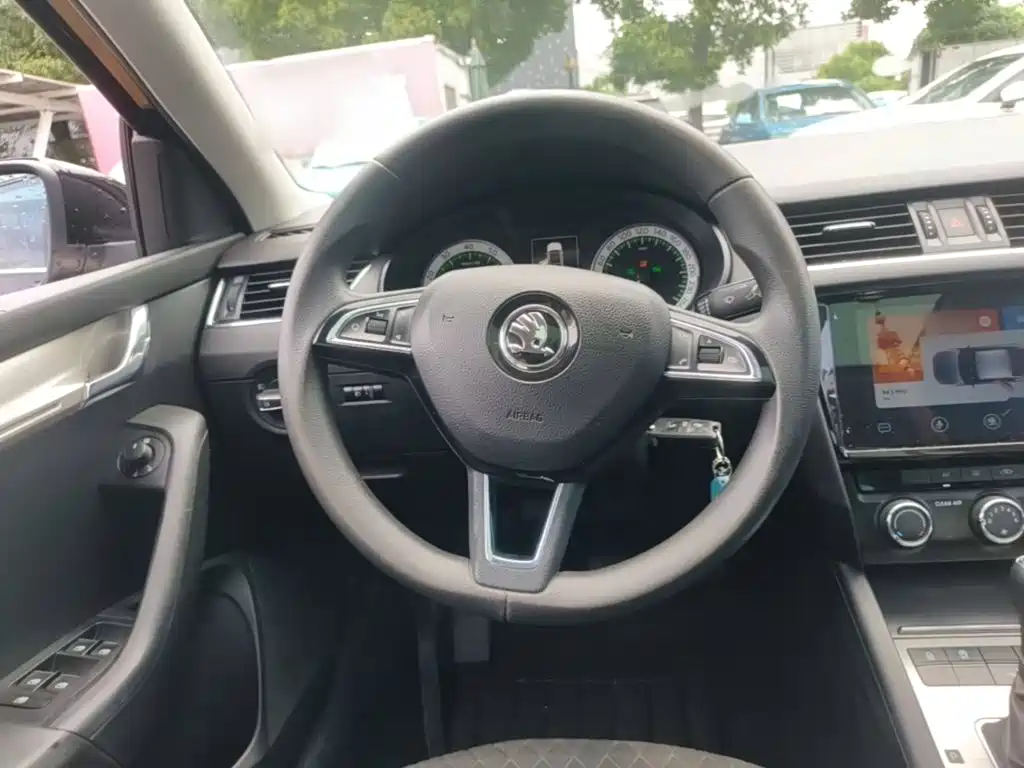 Skoda Octavia — фото 11