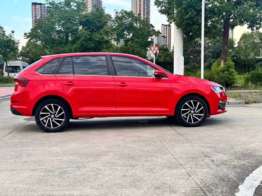 Skoda Rapid Spaceback — фото 4