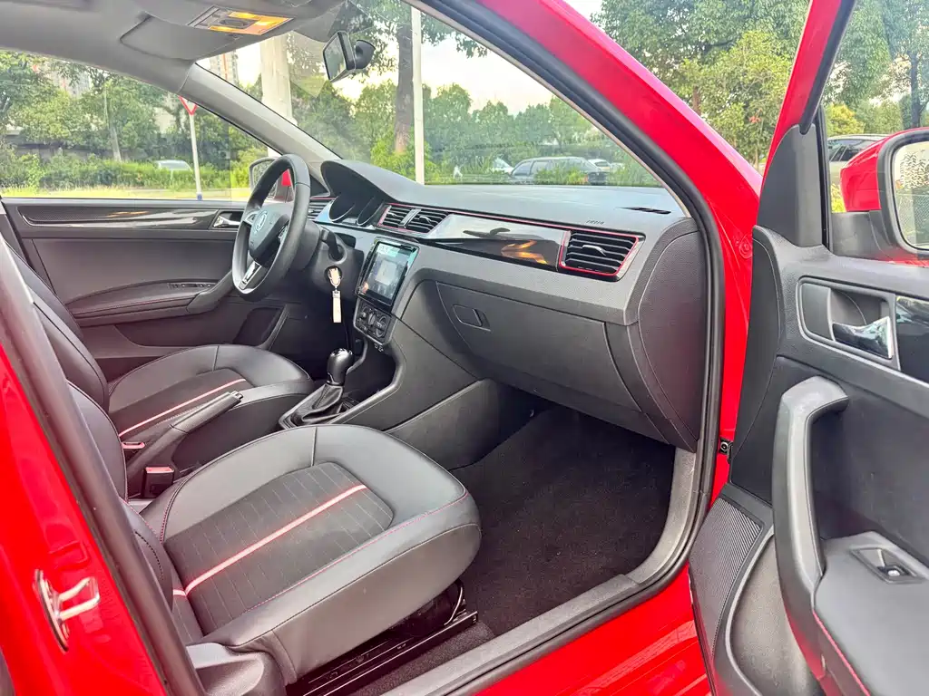 Skoda Rapid Spaceback — фото 9