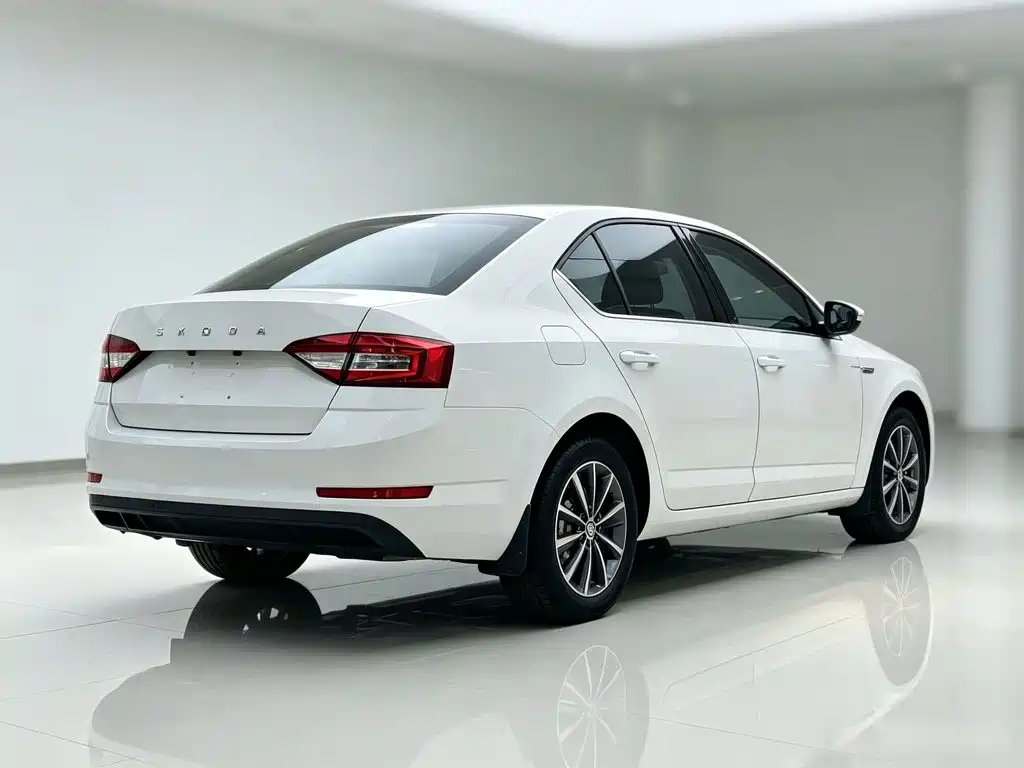 Skoda Octavia — фото 7