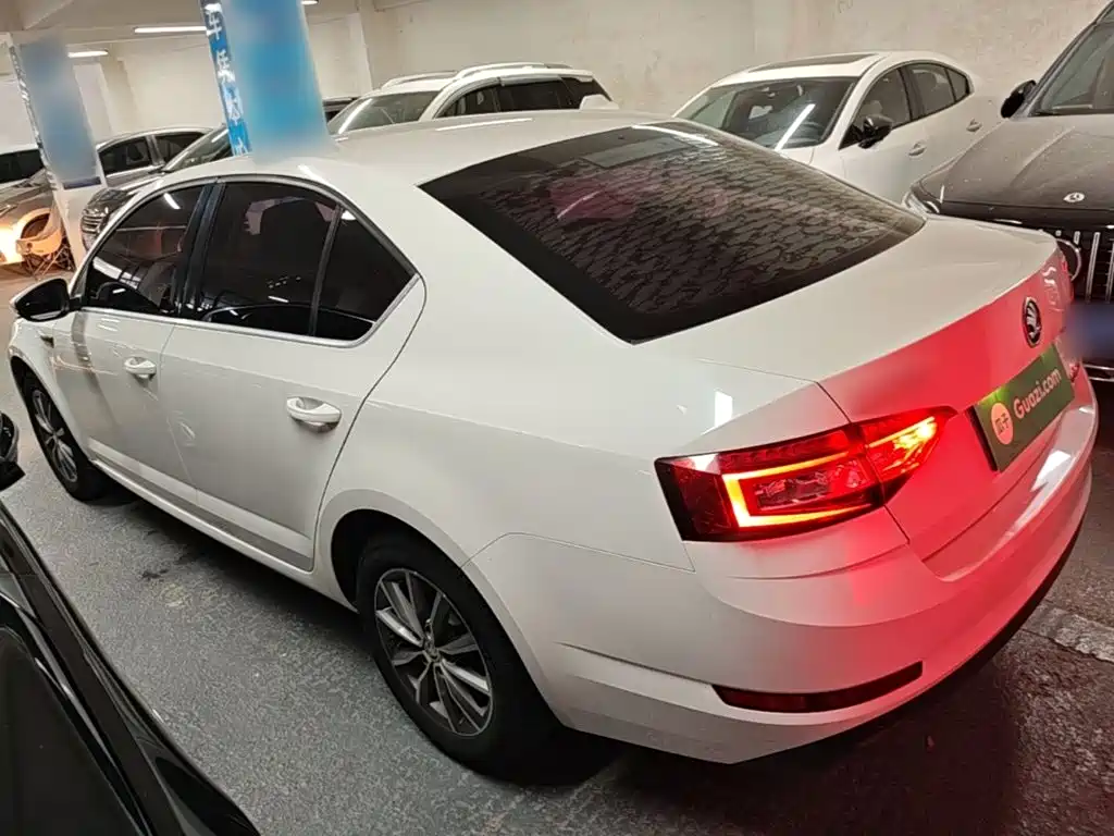 Skoda Octavia — фото 5