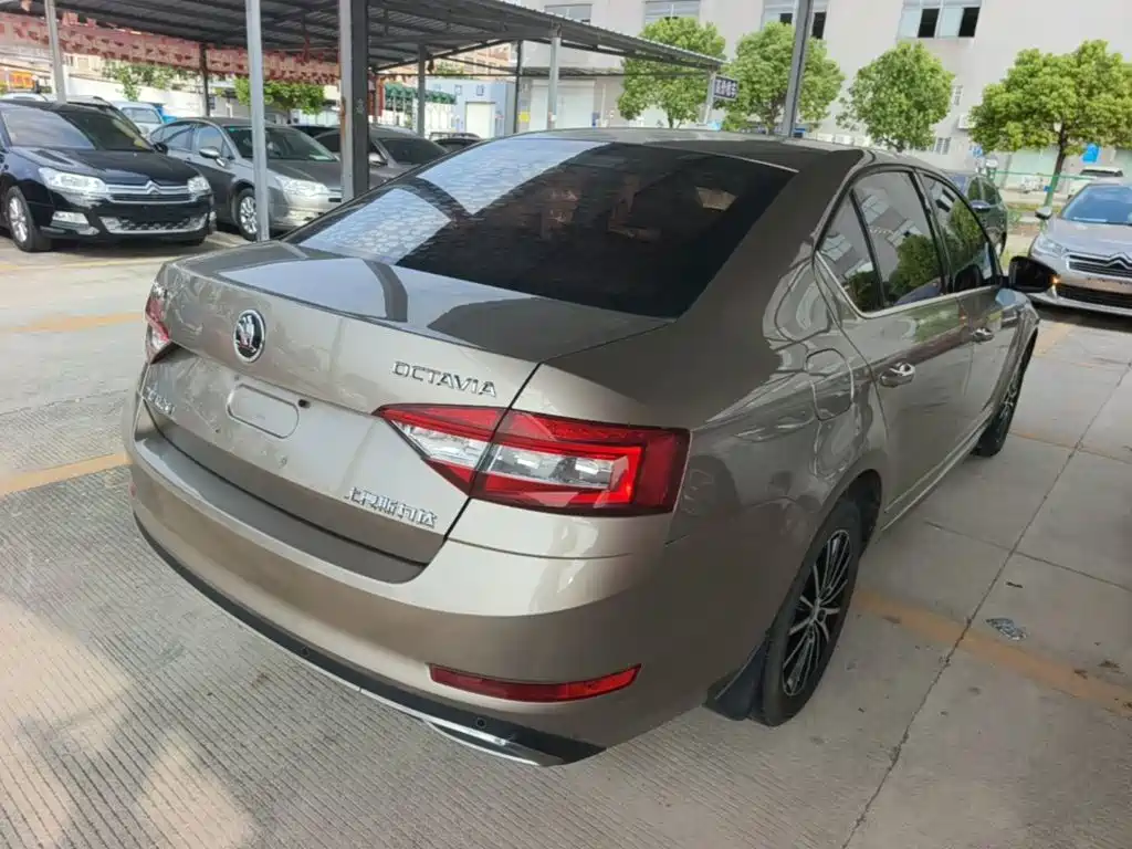 Skoda Octavia — фото 7