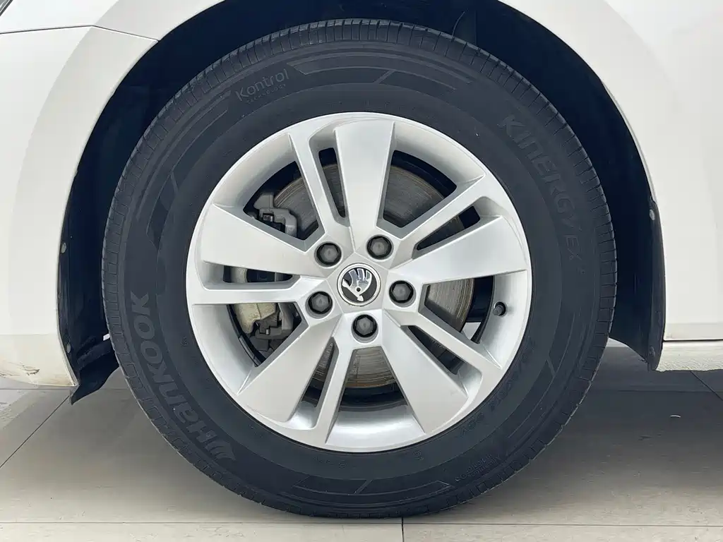 Skoda Superb — фото 18