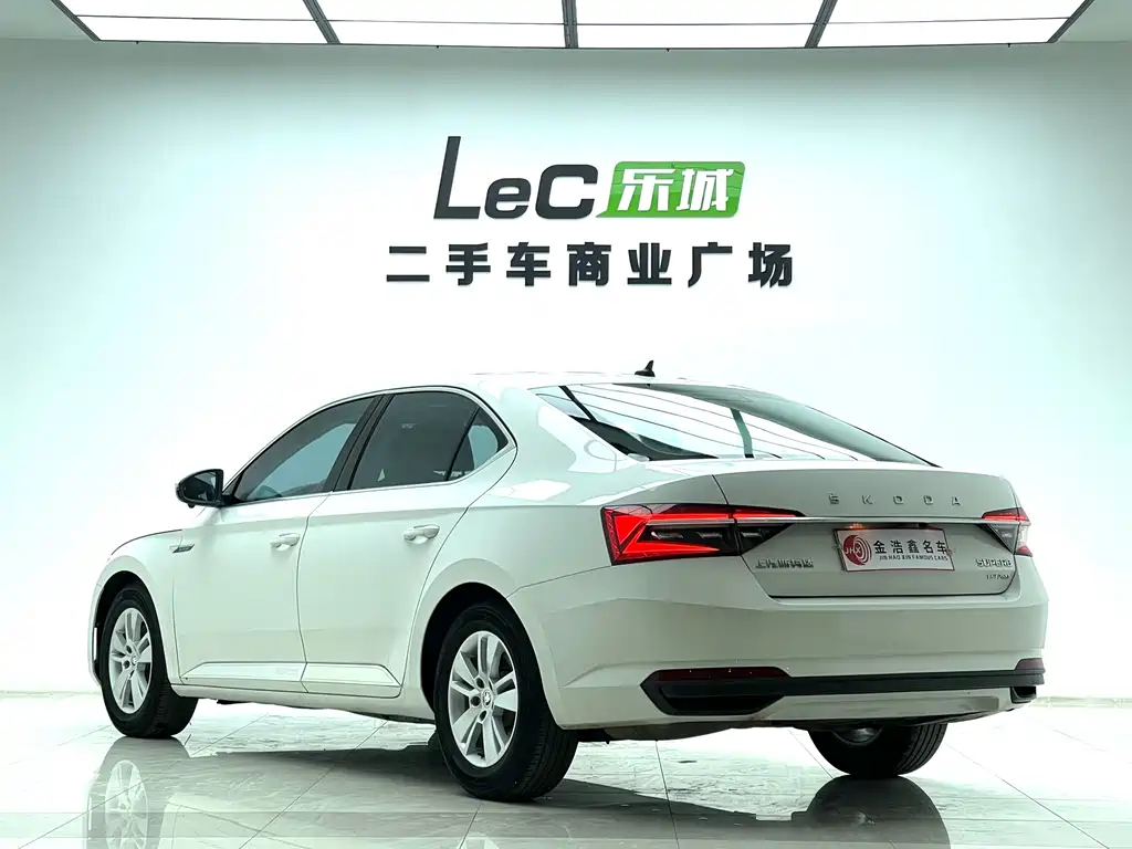 Skoda Superb — фото 21