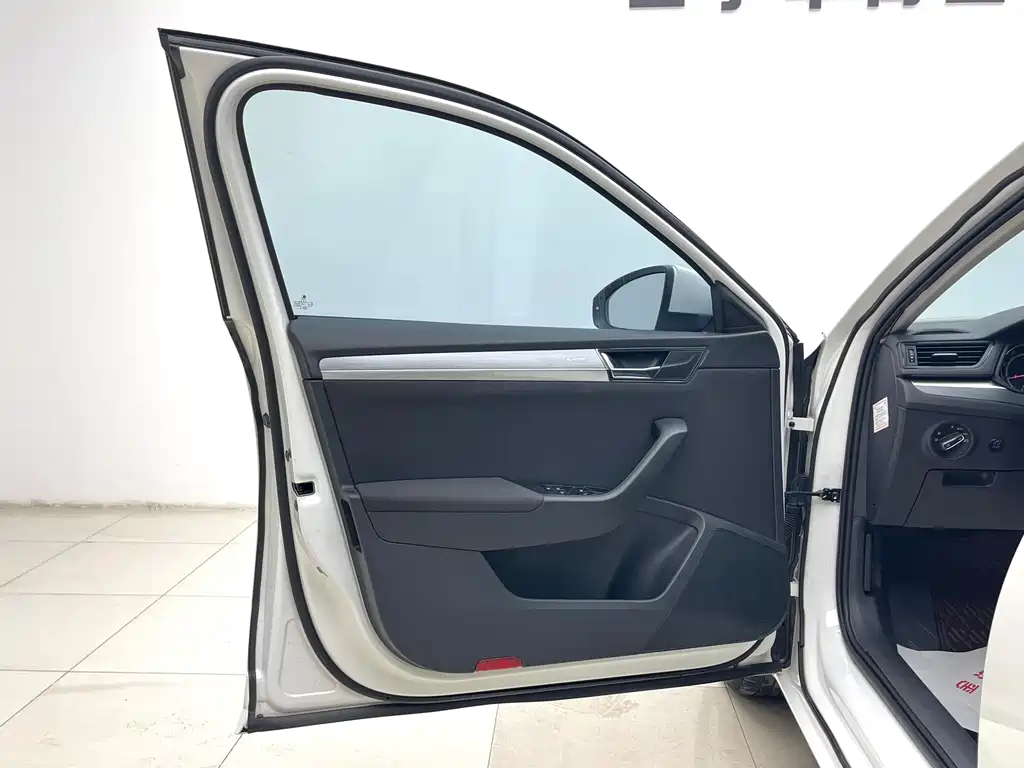 Skoda Superb — фото 4