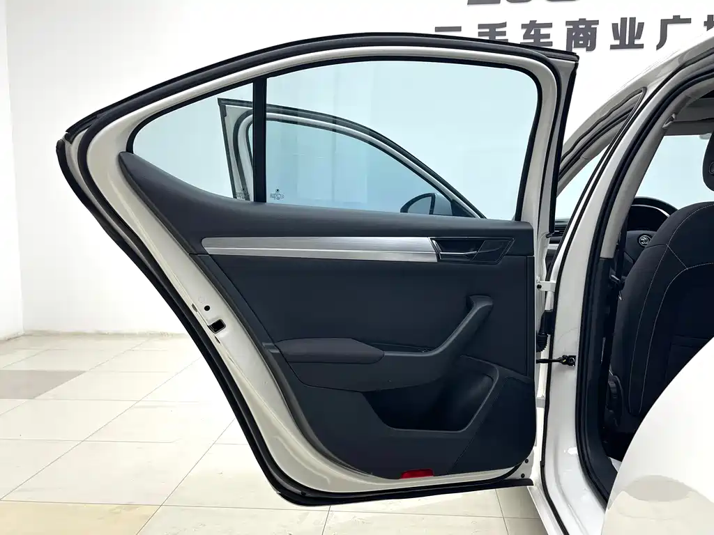 Skoda Superb — фото 5