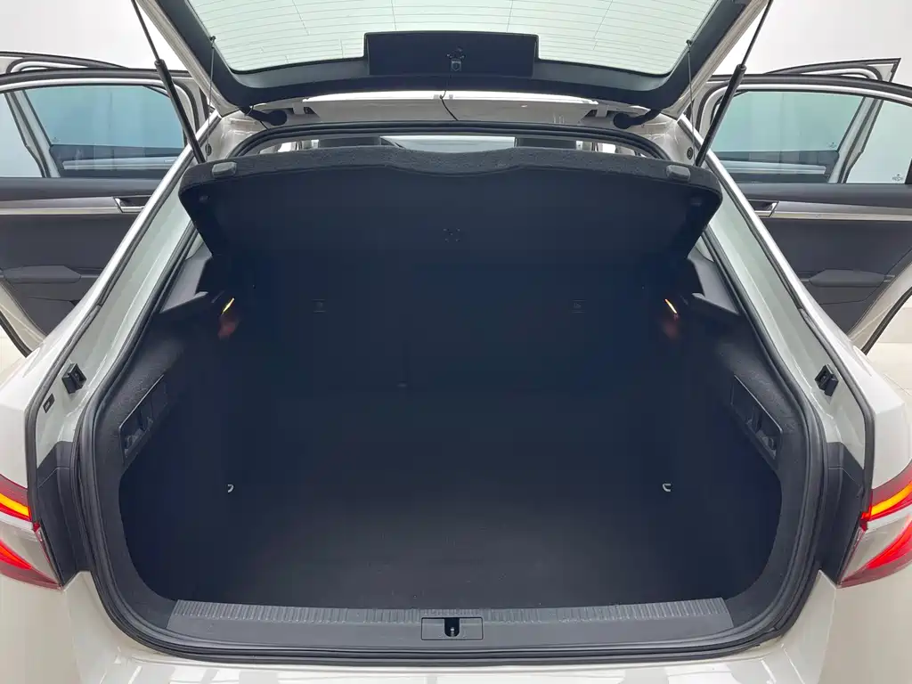 Skoda Superb — фото 8